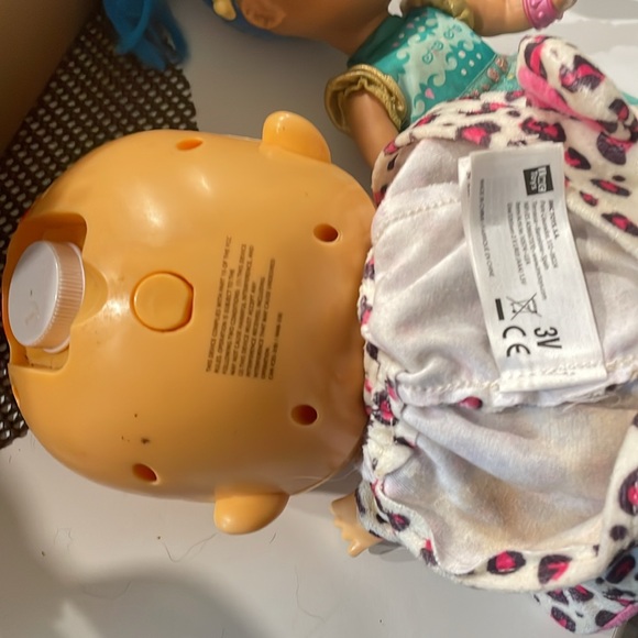 BABY ALIVE- CRIES AND PEES - Picture 5 of 5